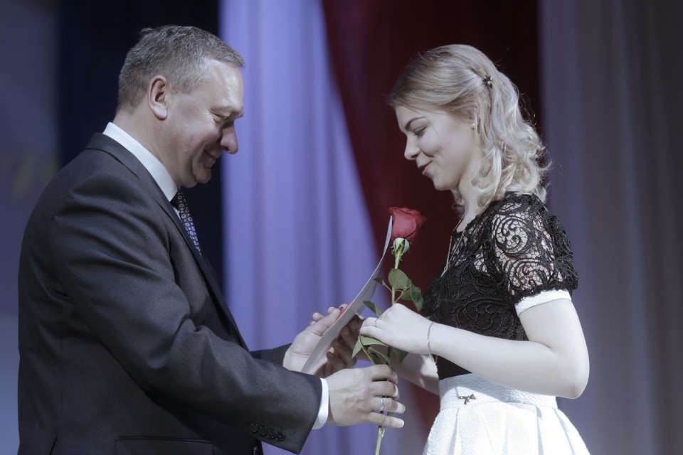 Церемония вручения медалей выпускникам псковских школ. Церемония вручения медалей выпускникам псковских школ.