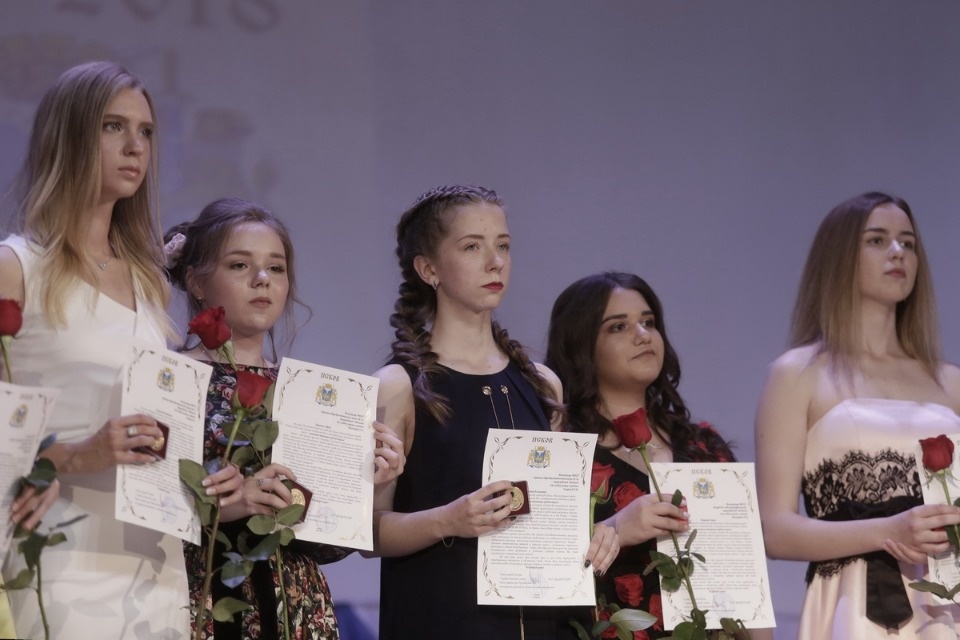 Церемония вручения медалей выпускникам псковских школ. Церемония вручения медалей выпускникам псковских школ.