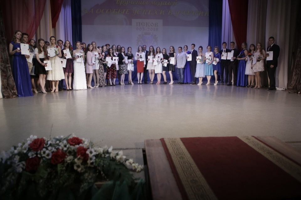 Церемония вручения медалей выпускникам псковских школ. Церемония вручения медалей выпускникам псковских школ.