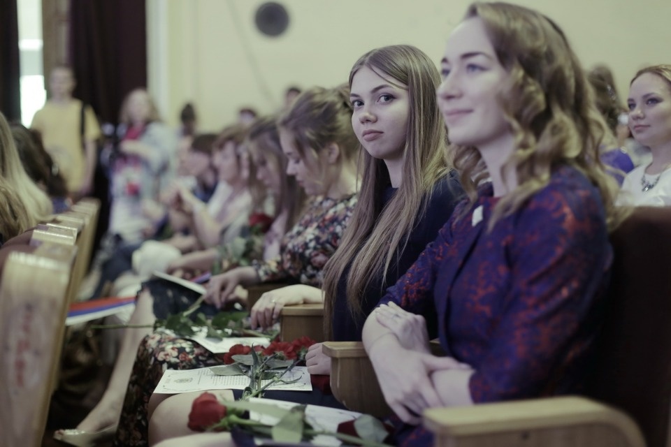 Церемония вручения медалей выпускникам псковских школ. Церемония вручения медалей выпускникам псковских школ.