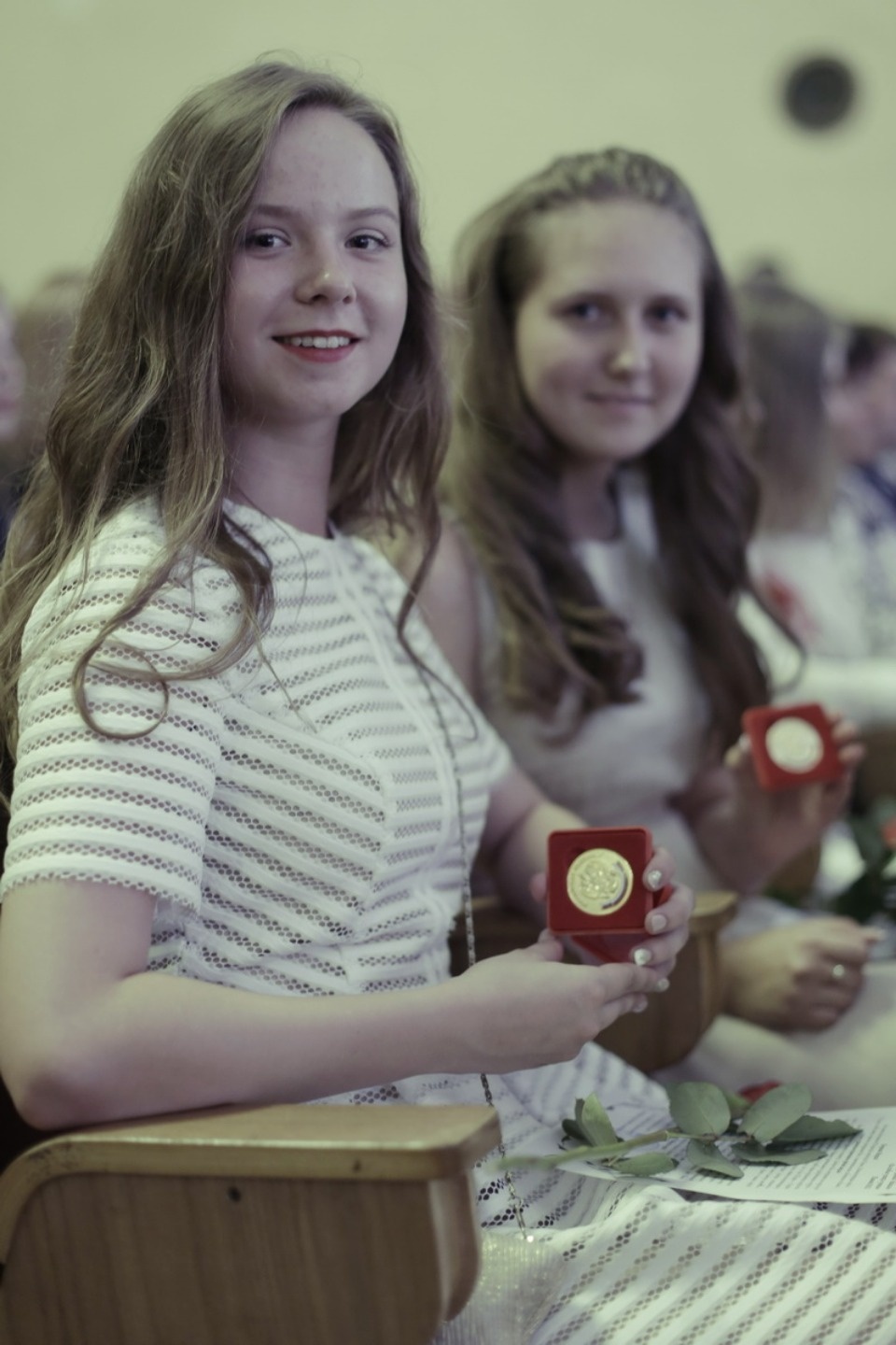 Церемония вручения медалей выпускникам псковских школ. Церемония вручения медалей выпускникам псковских школ.