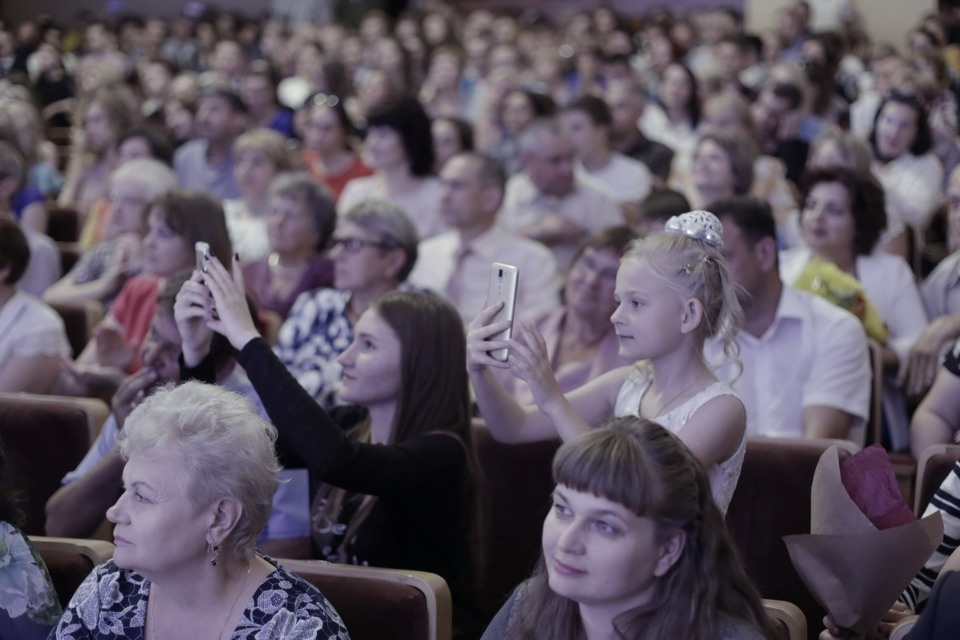 Церемония вручения медалей выпускникам псковских школ. Церемония вручения медалей выпускникам псковских школ.