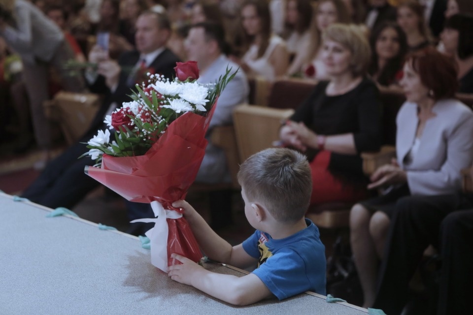 Церемония вручения медалей выпускникам псковских школ. Церемония вручения медалей выпускникам псковских школ.