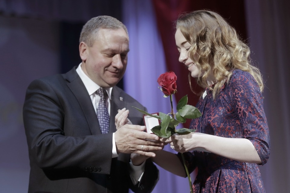 Церемония вручения медалей выпускникам псковских школ. Церемония вручения медалей выпускникам псковских школ.