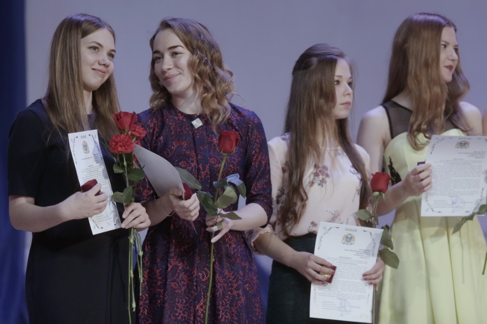 Церемония вручения медалей выпускникам псковских школ. Церемония вручения медалей выпускникам псковских школ.