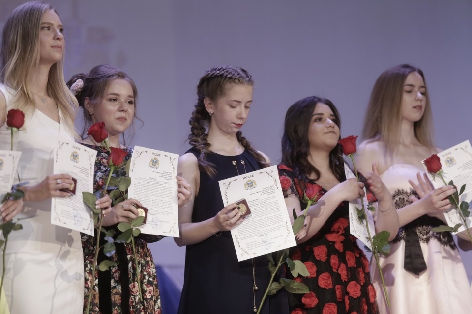 Церемония вручения медалей выпускникам псковских школ. Церемония вручения медалей выпускникам псковских школ.