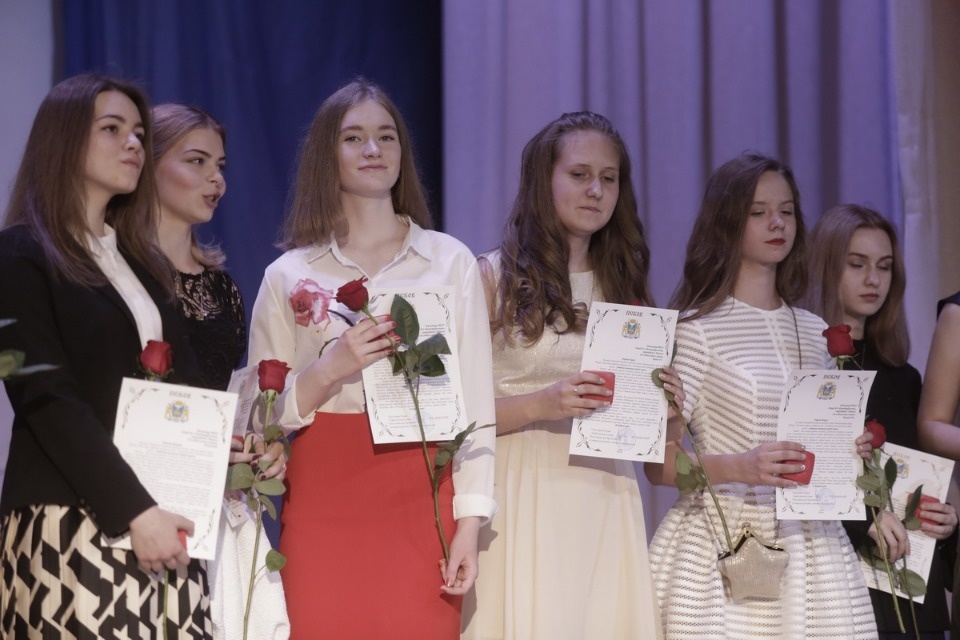 Церемония вручения медалей выпускникам псковских школ. Церемония вручения медалей выпускникам псковских школ.