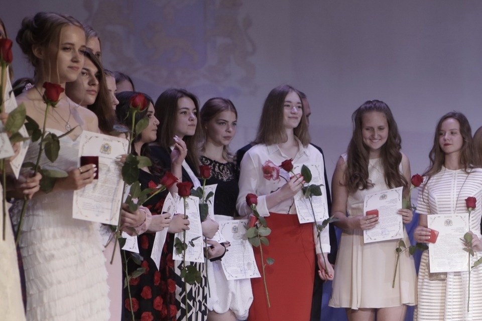 Церемония вручения медалей выпускникам псковских школ. Церемония вручения медалей выпускникам псковских школ.