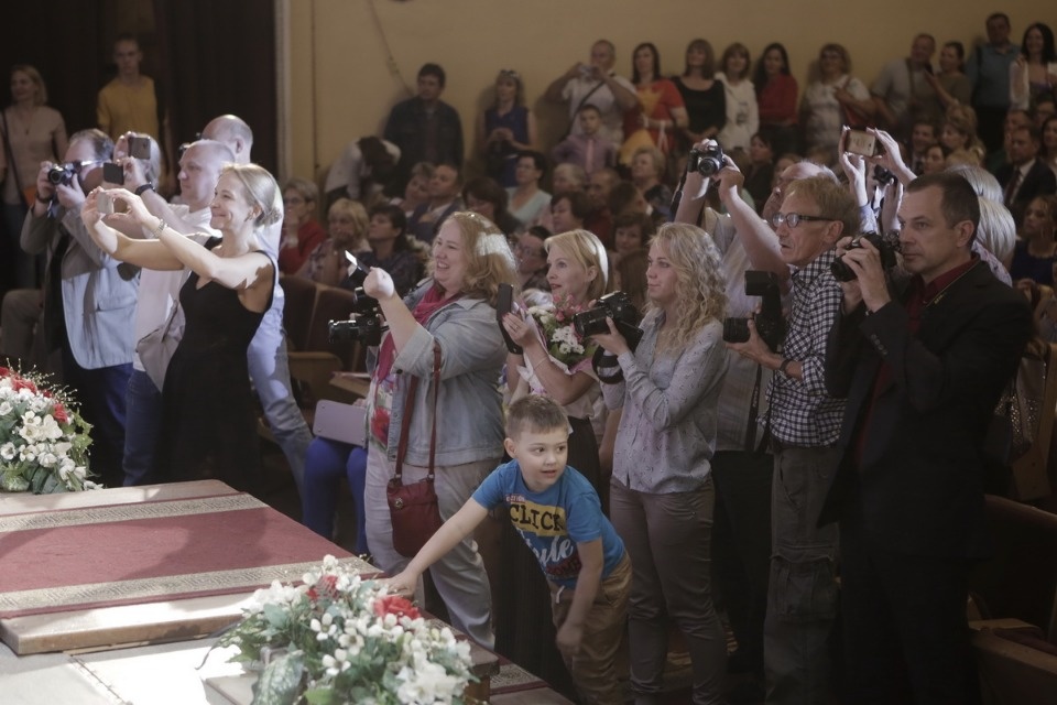 Церемония вручения медалей выпускникам псковских школ. Церемония вручения медалей выпускникам псковских школ.