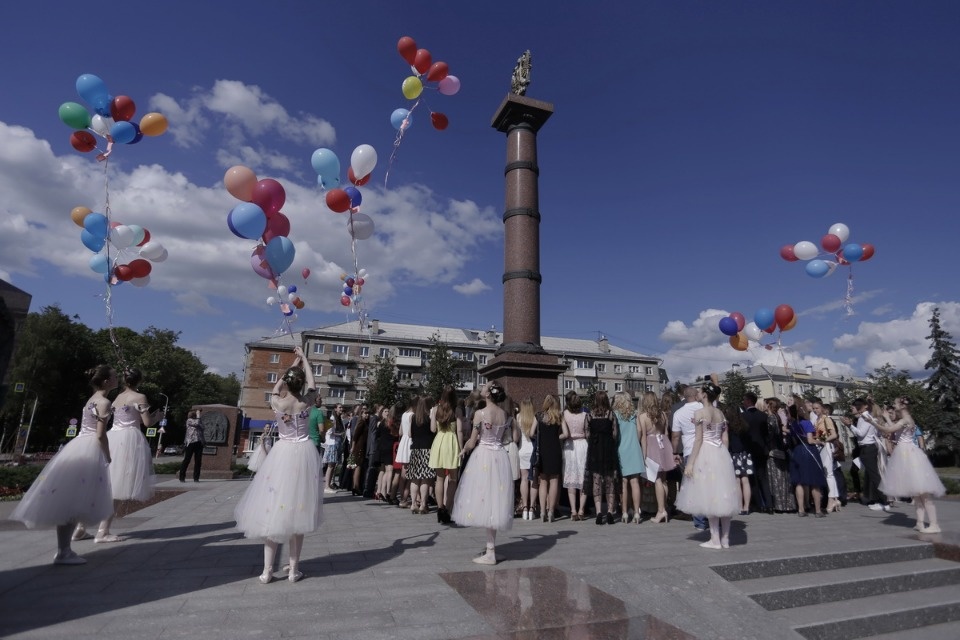 Церемония вручения медалей выпускникам псковских школ. Церемония вручения медалей выпускникам псковских школ.