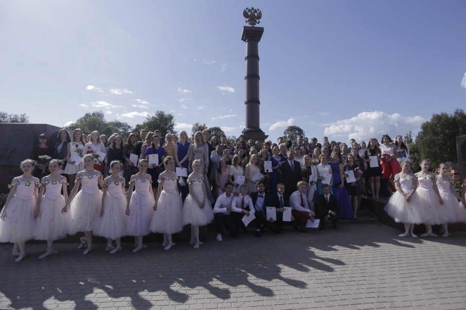 Церемония вручения медалей выпускникам псковских школ. Церемония вручения медалей выпускникам псковских школ.