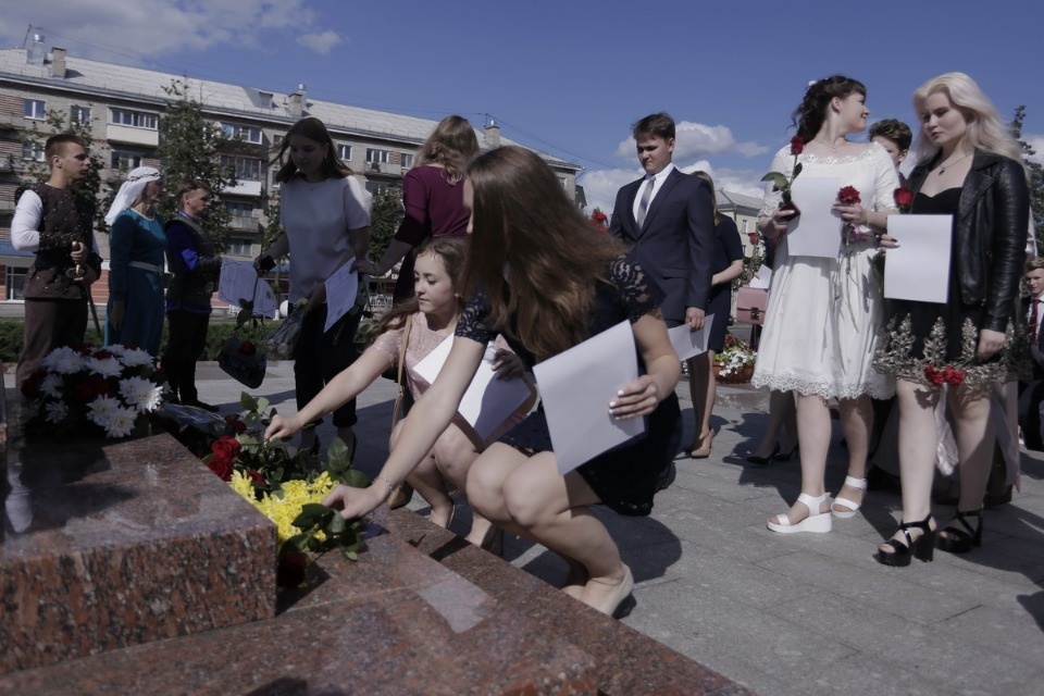 Церемония вручения медалей выпускникам псковских школ. Церемония вручения медалей выпускникам псковских школ.