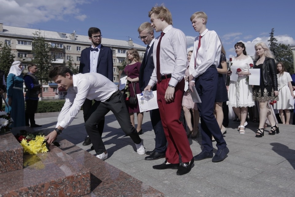 Церемония вручения медалей выпускникам псковских школ. Церемония вручения медалей выпускникам псковских школ.