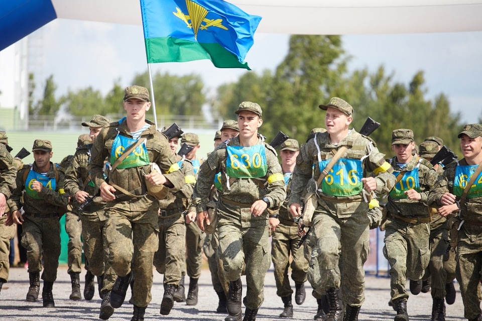 Наравне с военными