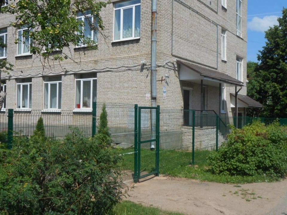Металлический забор установили вокруг Пушкиногорской школы-интерната