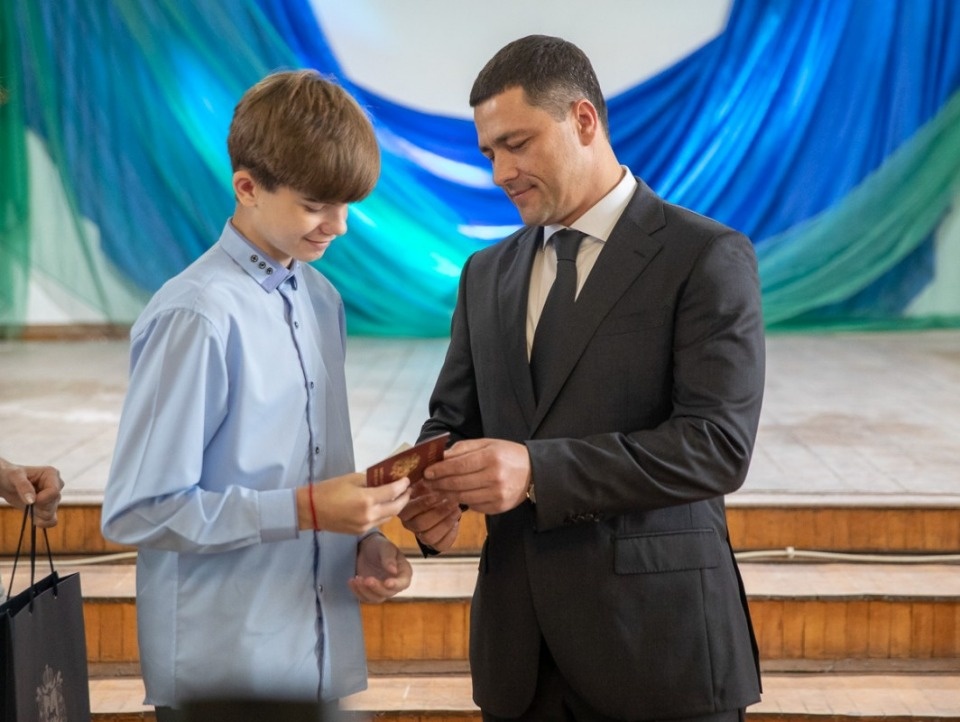 Михаил Ведерников вручил паспорта юным псковичам Михаил Ведерников вручил паспорта юным псковичам