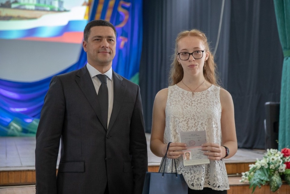 Михаил Ведерников вручил паспорта юным псковичам Михаил Ведерников вручил паспорта юным псковичам