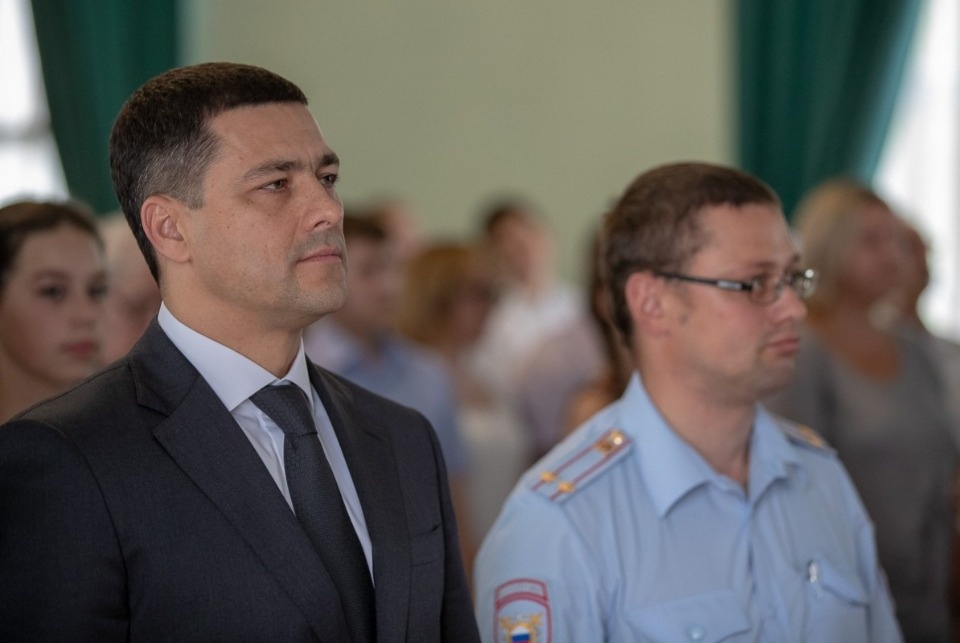 Михаил Ведерников вручил паспорта юным псковичам Михаил Ведерников вручил паспорта юным псковичам