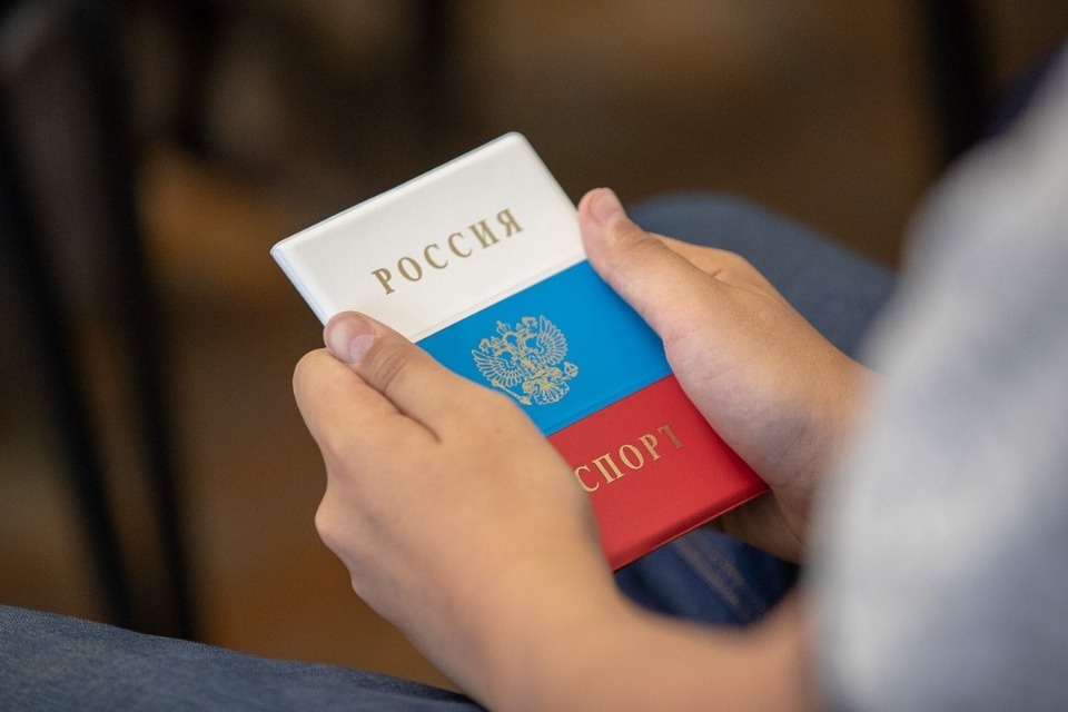 Михаил Ведерников вручил паспорта юным псковичам Михаил Ведерников вручил паспорта юным псковичам