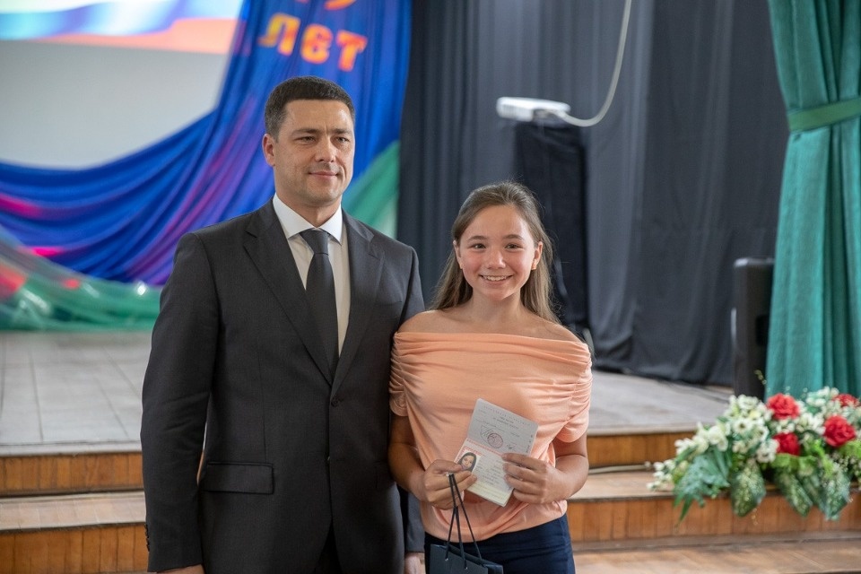 Михаил Ведерников вручил паспорта юным псковичам Михаил Ведерников вручил паспорта юным псковичам