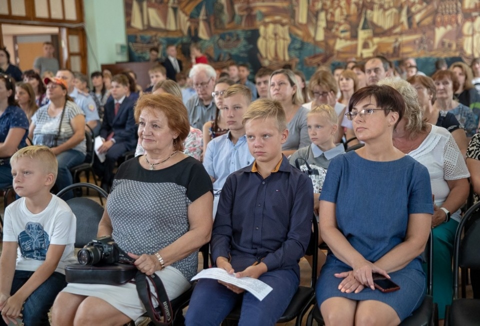 Михаил Ведерников вручил паспорта юным псковичам Михаил Ведерников вручил паспорта юным псковичам