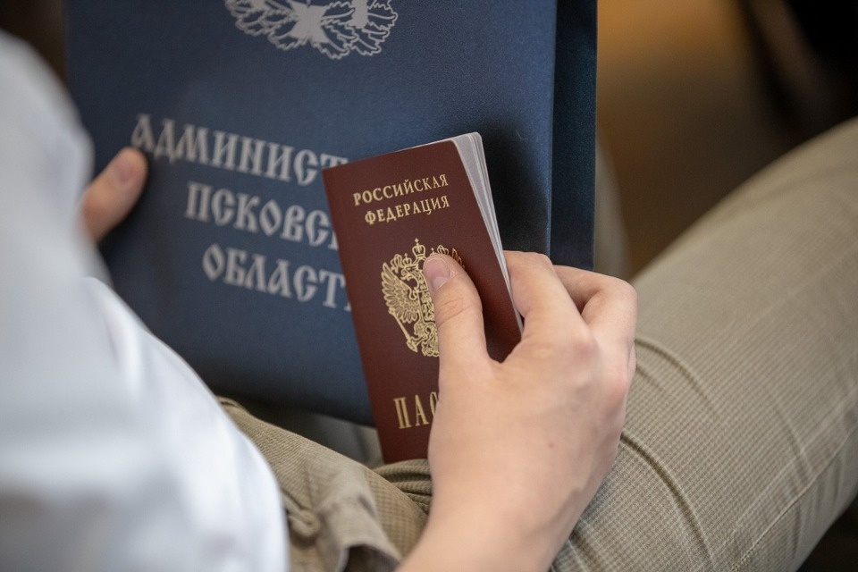 Михаил Ведерников вручил паспорта юным псковичам Михаил Ведерников вручил паспорта юным псковичам