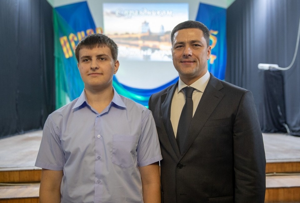 Михаил Ведерников вручил паспорта юным псковичам Михаил Ведерников вручил паспорта юным псковичам