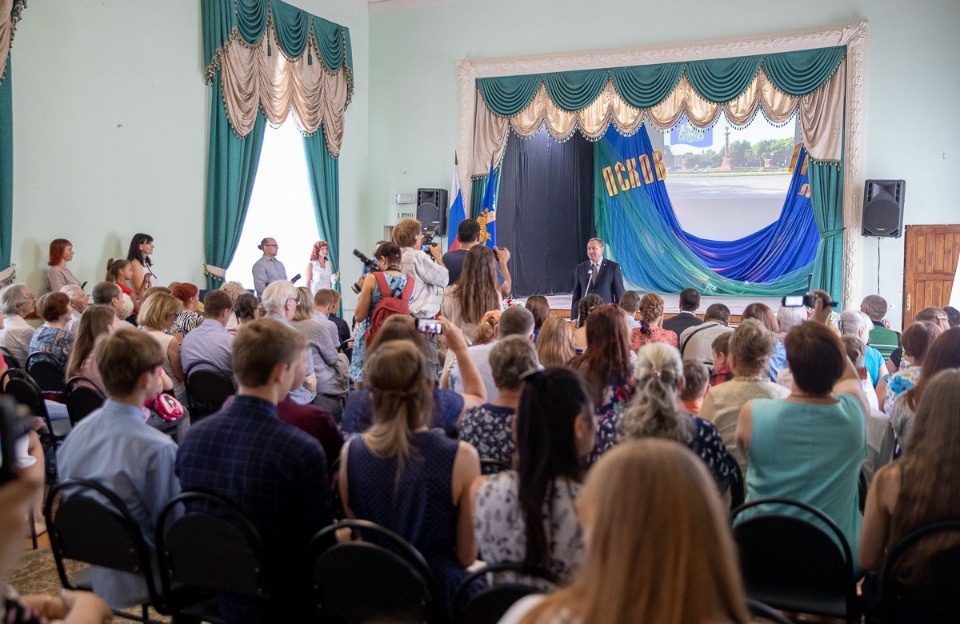 Михаил Ведерников вручил паспорта юным псковичам Михаил Ведерников вручил паспорта юным псковичам