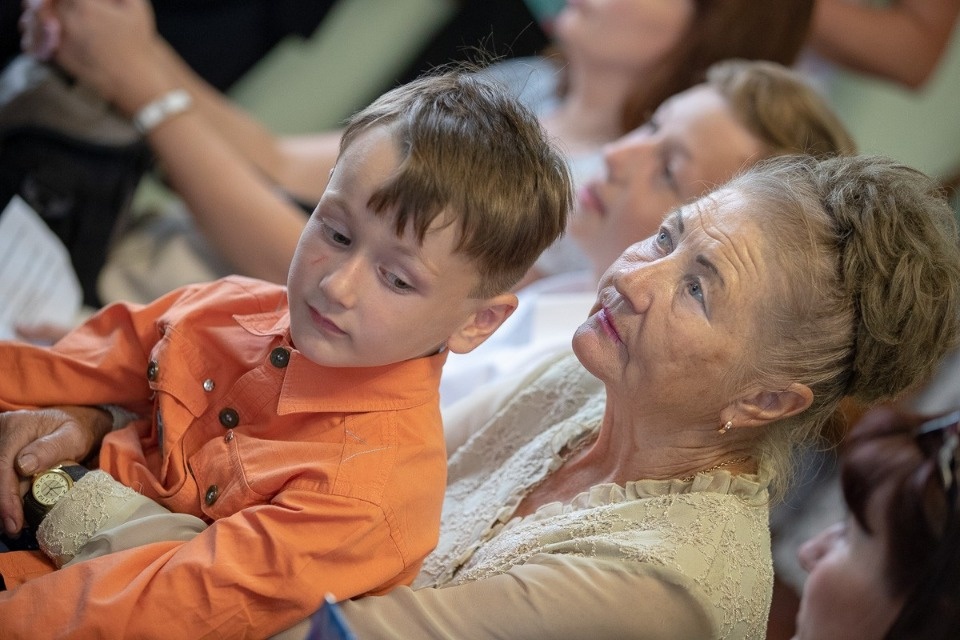 Михаил Ведерников вручил паспорта юным псковичам Михаил Ведерников вручил паспорта юным псковичам