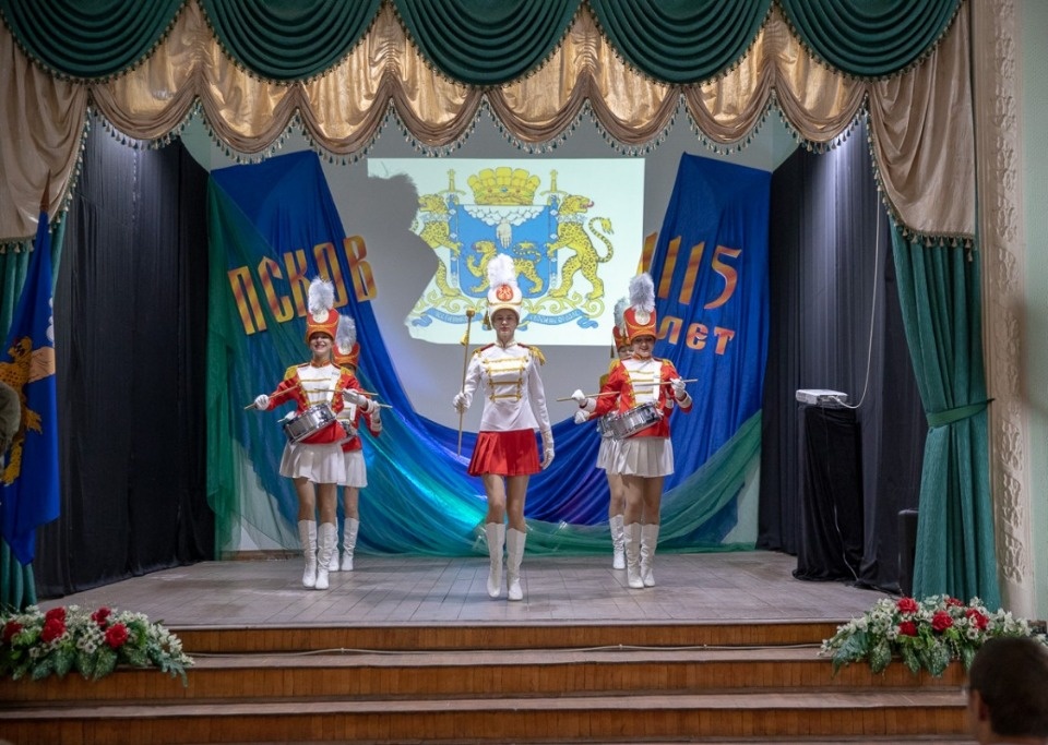 Михаил Ведерников вручил паспорта юным псковичам Михаил Ведерников вручил паспорта юным псковичам