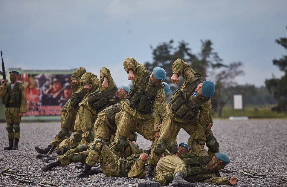 Под Псковом дали старт международному конкурсу «Десантный взвод»