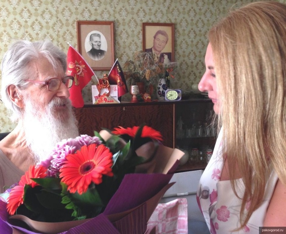 Депутат Псковской городской Думы поздравила ветерана войны Глеба Кузнецова с 90-летием