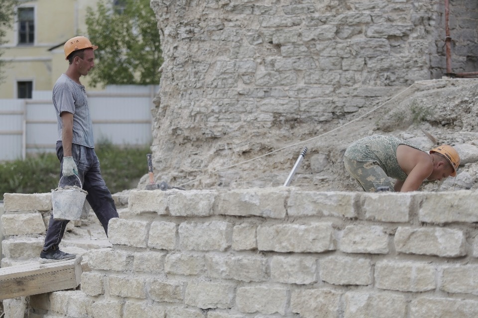 Новейшие технологии используют при реставрации башен и стен Псковского кремля Новейшие технологии используют при реставрации башен и стен Псковского кремля