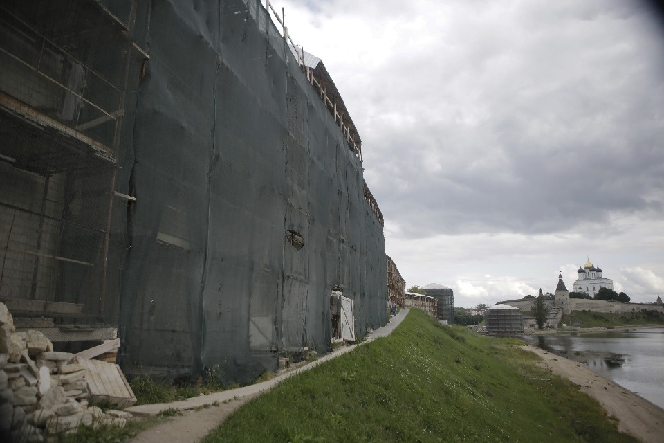 Новейшие технологии используют при реставрации башен и стен Псковского кремля Новейшие технологии используют при реставрации башен и стен Псковского кремля