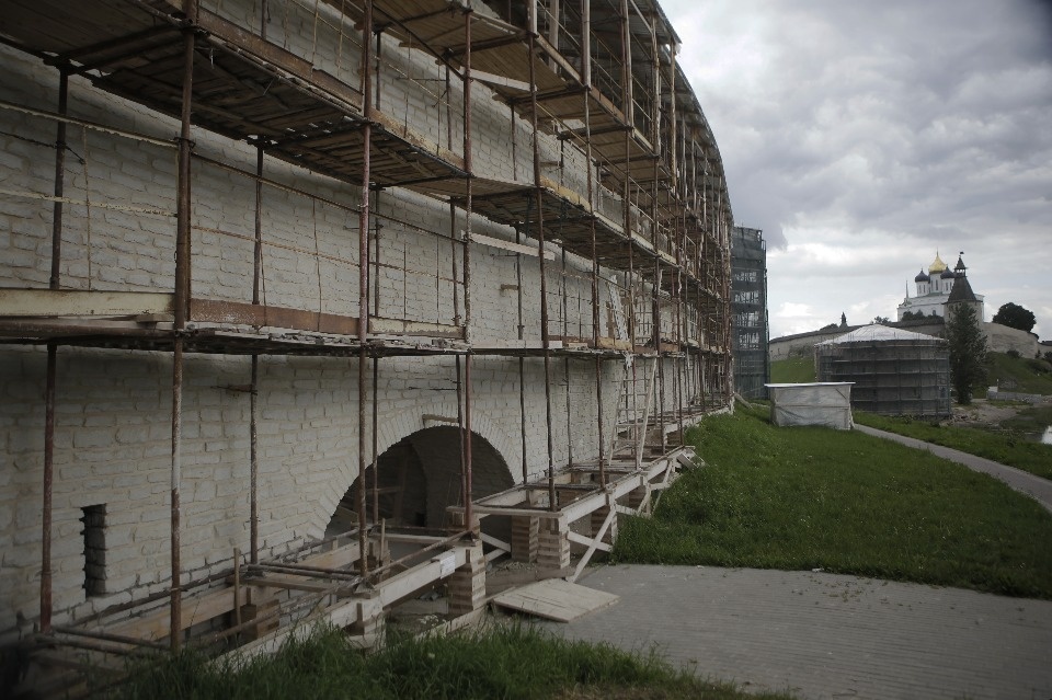 Новейшие технологии используют при реставрации башен и стен Псковского кремля Новейшие технологии используют при реставрации башен и стен Псковского кремля