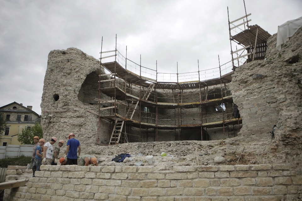 Новейшие технологии используют при реставрации башен и стен Псковского кремля Новейшие технологии используют при реставрации башен и стен Псковского кремля