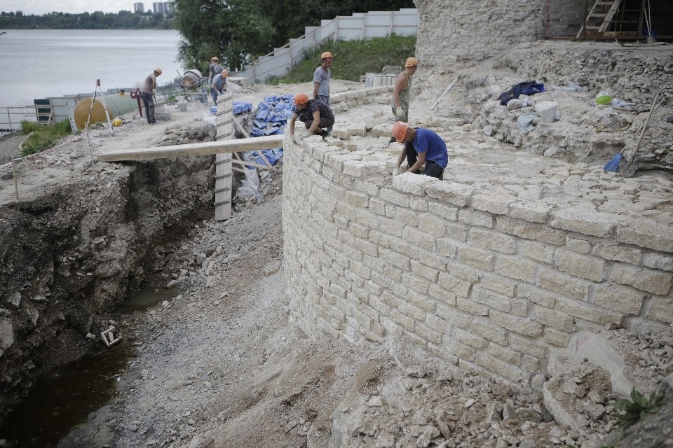 Новейшие технологии используют при реставрации башен и стен Псковского кремля Новейшие технологии используют при реставрации башен и стен Псковского кремля