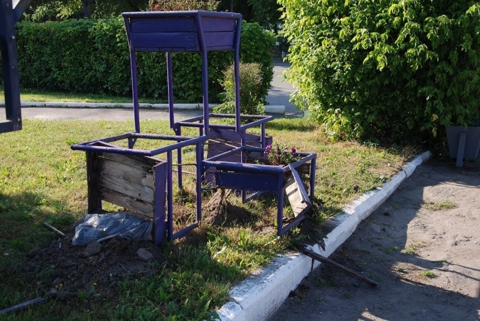 «Это какие-то недочеловеки и моральные уроды»: волна вандализма захлестнула Остров (ФОТО)