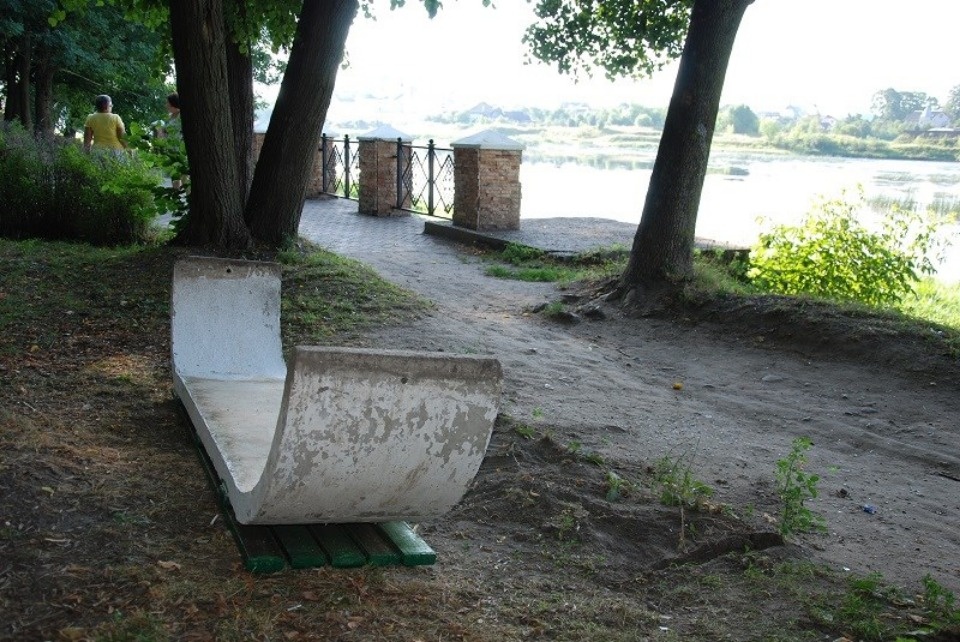 Вандалы разгромили в Острове Парк Победы