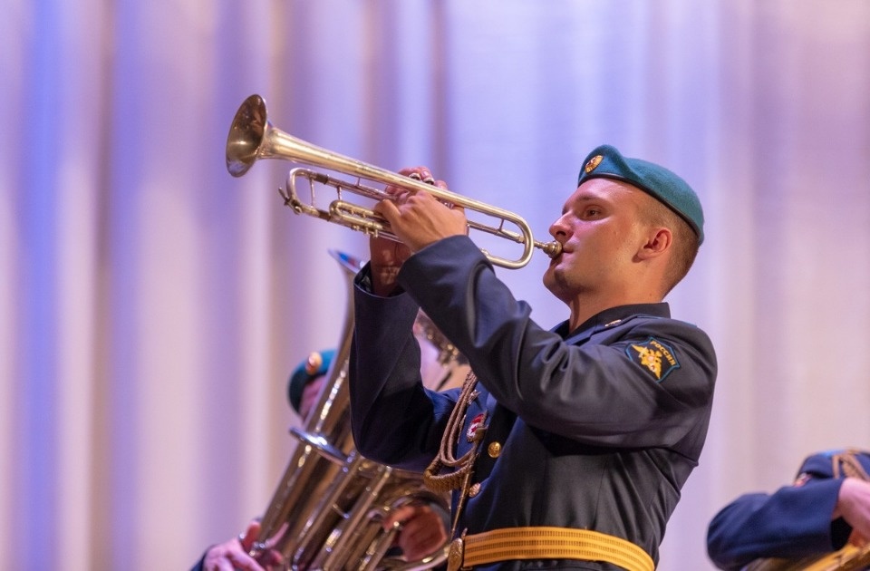 Концерт по случаю Дня Воздушно-десантных войск в Пскове Концерт по случаю Дня Воздушно-десантных войск в Пскове