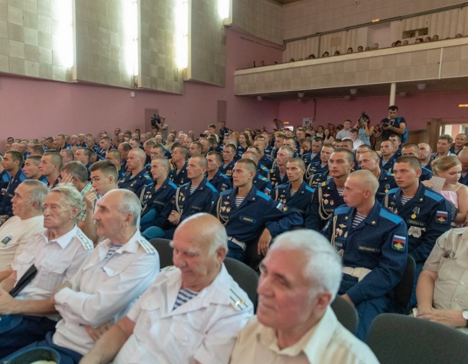 Концерт по случаю Дня Воздушно-десантных войск в Пскове Концерт по случаю Дня Воздушно-десантных войск в Пскове