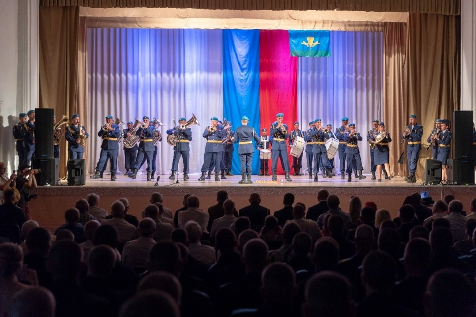 Концерт по случаю Дня Воздушно-десантных войск в Пскове Концерт по случаю Дня Воздушно-десантных войск в Пскове