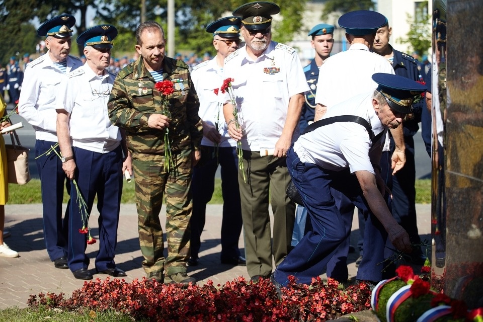 Псковские десантники отметили день ВДВ Псковские десантники отметили день ВДВ