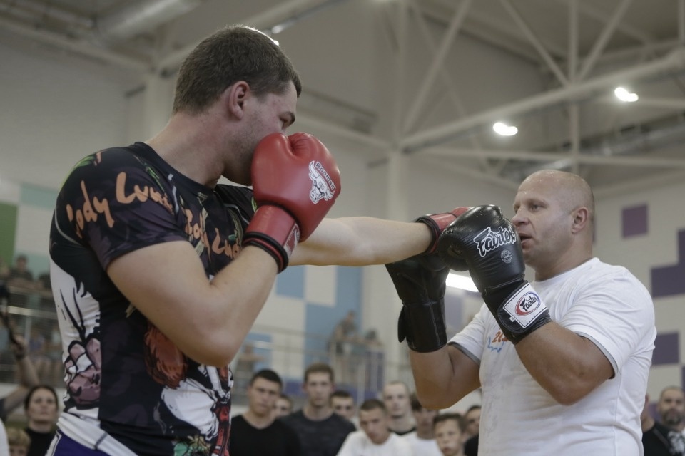 Боец ММА Федор Емельяненко встретился с псковскими спортсменами