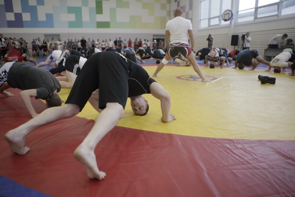 Боец ММА Федор Емельяненко встретился с псковскими спортсменами