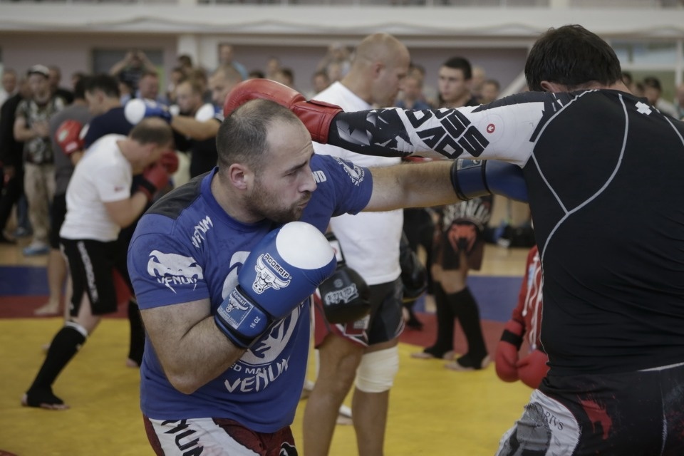 Боец ММА Федор Емельяненко встретился с псковскими спортсменами