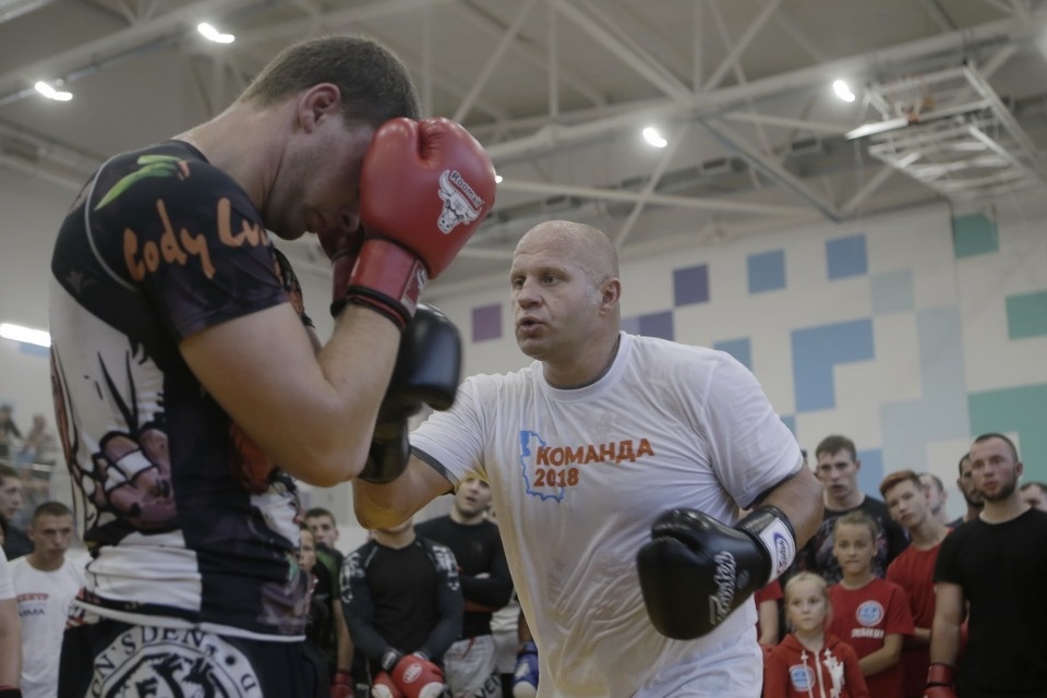 Боец ММА Федор Емельяненко встретился с псковскими спортсменами