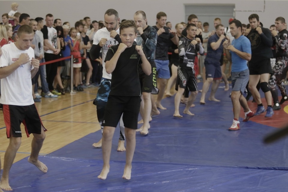 Боец ММА Федор Емельяненко встретился с псковскими спортсменами