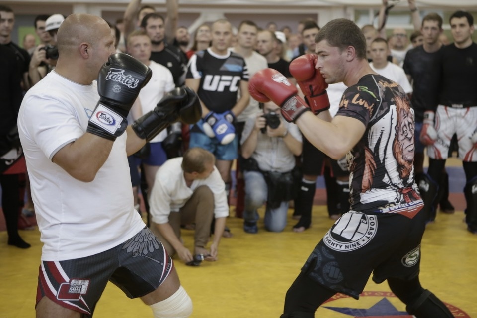 Боец ММА Федор Емельяненко встретился с псковскими спортсменами