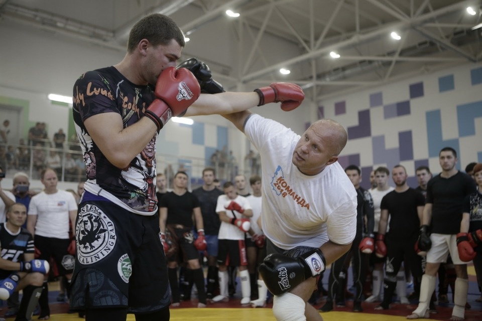 Боец ММА Федор Емельяненко встретился с псковскими спортсменами